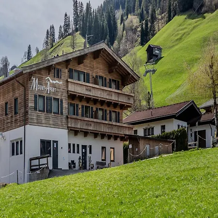 In Near The Lift شقة *